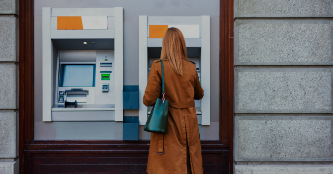 Gotówka wtedy, kiedy jej potrzebujesz – bezpieczne wypłaty BLIKIEM